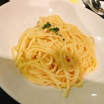 ベーネレガーロ - 日替わりパスタランチ！　ガーリックとパルミジャーノのチーズあえ！　パスタはだいぶアルデンテでもちぷにぷちっ！って感じ！