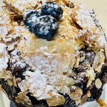 DEMEKIN - てっぺんに３粒のブルーベリー♡いつ食べるか悩むw