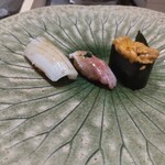 銀座のみこ寿司 - そでいか、鯵、うに(真ん中の)