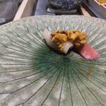 銀座のみこ寿司 - いか(うに乗せ)、中とろ(うに乗せ)