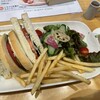 KOMEDA is - プラントベースツナサンドイッチプレート、オレンジと人参のスムージー