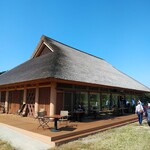 Nouka Resutoran Haru Sansan - プリツカー賞を受賞した坂茂氏が設計した  サスティナブルな建物。  茅葺屋根の古民家風