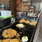 かたぎり - 手間鉄板：焼きそば　　奥鉄板：お好み焼き