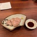 旬の食と楽しい酒 和 - ローストビーフも、脂がしっかり乗ってて、柔らかくて美味い。