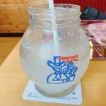 コメダ珈琲店 - お冷の水を、そのまま入れてみた　※なるほど、ミックスジュースの量、少ないんだ