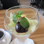 人と木 - 洋梨のコンポートとバニラアイス