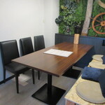 人と木 - 奥の個室風テーブル席