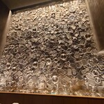 クッチーナ - 高い天井の店内に壁一面
      プレスされた調理器具のオブジェに圧倒される❕
      
      国内外で活躍するデザイナー森田恭通氏のデザインとのこと
      なお森田氏は女優、大地真央さんの旦那さんとなる