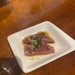 ホルモン関西 - お通し(牛ハツタタキ)