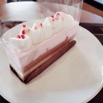 スターバックスコーヒー - ストロベリーメリークリームケーキは上のピンクの層がチーズケーキです。爽やかな甘さでくどくないしおいしいです