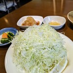 とんかつ かつ祥 - キャベツ・漬物・おろしポン酢