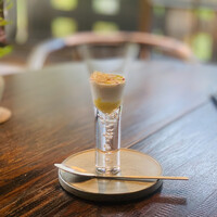 ミチスガラ - ①【アミューズ】
                    帆立のビシソワーズ、南瓜のムース、コンソメジュレ+ピンクペッパーのせ、オリーブオイルかけ