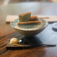 ミチスガラ - ②【自家製パン3種】
                    ・ベーコン+黒胡麻
                    ・バジルのフォカッチャ
                    ・グリッシーニ
                    バターとゲランド塩