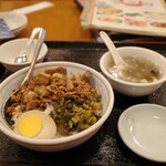 Renkouen - ルーロー飯セット。この他に蒸し物がつきます。