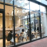 CAFE DE GALERIE - 全面ガラス張り