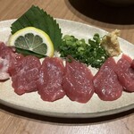 もつ鍋 一藤 - 馬肉赤身刺し。脂身程よく噛むことに溢れる旨味が魅力。