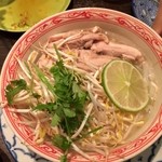 別皿の野菜と蒸し鶏をトッピング