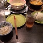 アジアンテイブル - 何時まで経っても皿が下げられない様子。