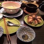 アジアンテイブル - 最後の餃子がきても皿が下げられない様子。