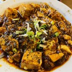 晴々飯店 - 麻婆豆腐（プレミアムではない）。とろみはあるが、ラー油もたっぷり。うま味が濃厚なのに、味は濃すぎず、ご飯お代わりなしで完食できる！花椒やや強め。