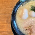 横浜家系ラーメン 春吉家 - 味玉ラーメン（塩）900円　左