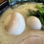 横浜家系ラーメン 春吉家 - 親子玉子（笑）