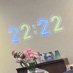 GINZA CAFE - 壁には時間が投影されています。撮影時はちょうど22:22のゾロ目。