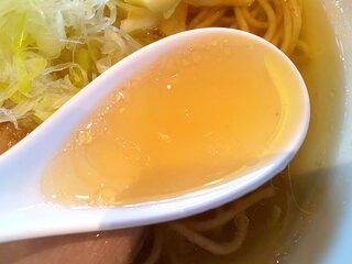 Tori Soba Shinzato - 鶏ガラの風味がふわっと広がる清湯スープ