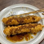 串かつ本陣 - 串かつ（ソース）。