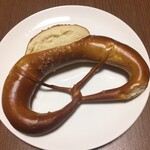 生き残った者の掟 - 料理写真:プレーツェル   ￥230なり