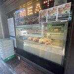 USHIHACHI - 店外から見えるのは「お肉」国内産にこだわりがあるようです。よく見ると「平城苑」と書いてある系列店なんですね。