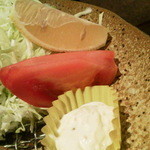 駿河 - 2013.11.5  ミックスフライ定食の付け合わせのレモン、トマト、タルタルソース☆