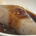 JiProign - これは日本の田楽という料理に酷似している。掛かっているソースは、小学生の時によく買い食いで食べた大好きなみそおでんのタレを洗練したような感じ。まんじゅうに塗って焼いたらうまいだろうなあ。