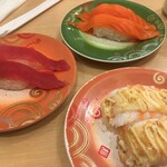 Kaitenzushi Toriton - サーモン、炙りチーズエビ、マグロ