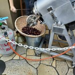 和栗や - 店頭で栗を焼いている