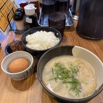 老虎苑 - かす汁定食@500円と生たまご@50円※Qちゃん無理サービス
