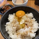 老虎苑 - ごはんが半分になったてから投入してTKG完成