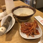 Ponchi ken - 定食のドレッシング&すり胡麻セット　サービスキムチ