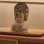 帝国ホテル 寅黒 - カウンター正面の仏像