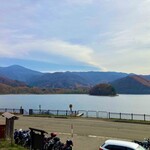 奥裏磐梯らぁめんや - お店から見える桧原湖。