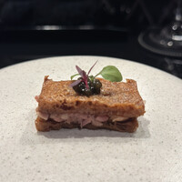 HIKARI - 和牛タルタルとキャビア：イチボ キャビア うずらの卵 八角のチュイル