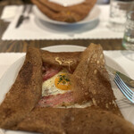 ビストロ・スリージェ - 確か定番のたまご、ベーコンのガレットにしたはず