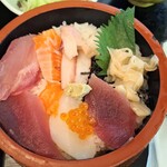 旬菜山 - ネタはマグロとイカいがいは