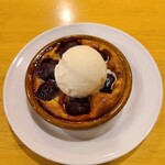 チェリーのクラフティ、アイス添え