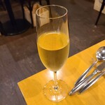 ルブーケガルニ - グラススパークリングワイン（２０２３年１１月訪問時）