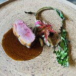 レヴォ - 【⑨猪】薪火焼き猪(うり坊)、ジビエソース、赤かぶ(富山県南砺市五箇山)、ハタケシメジ、落花生のペースト