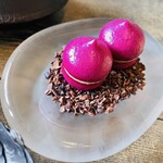 レヴォ - 【prologue④】赤ビーツのメレンゲ、鶏レバーのムース