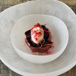 レヴォ - 【⑩無花果】黒無花果の赤ワインコンポート、ヨーグルトアイス、木苺パウダー、無花果の葉パウダー