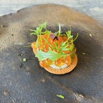 レヴォ - 【②いくら】薪火炙りいくら、胡瓜と山わさび、ブリオッシュ生地のビスケット