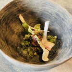 レヴォ - 【③月ノ輪熊】薪火で燻した月ノ輪熊の赤身、蜂蜜のジュレ、アザミ、ツルムラサキ、ウイキョウほか